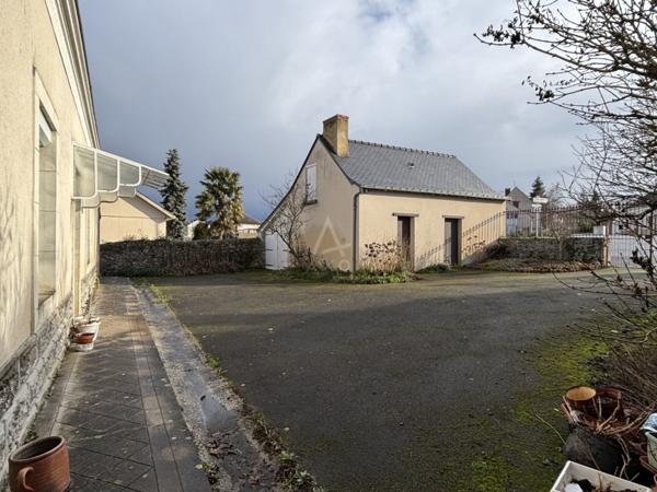 MAISON DE BOURG de plain-pied avec dépendances, garage et jardin.