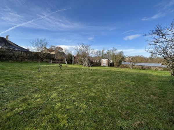 MAISON DE BOURG de plain-pied avec dépendances, garage et jardin.
