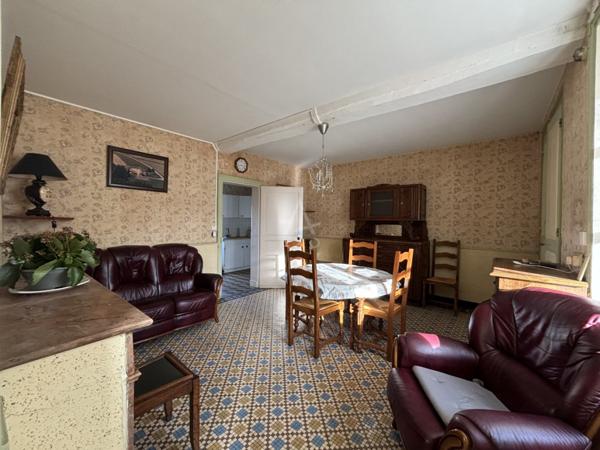 MAISON DE BOURG de plain-pied avec dépendances, garage et jardin.