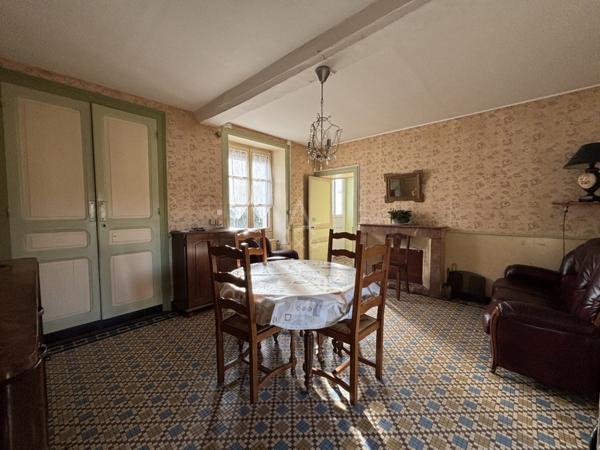 MAISON DE BOURG de plain-pied avec dépendances, garage et jardin.