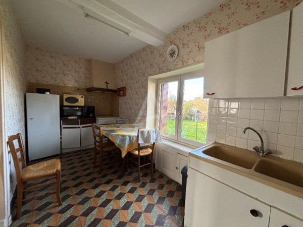MAISON DE BOURG de plain-pied avec dépendances, garage et jardin.