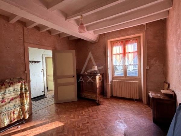 MAISON DE BOURG de plain-pied avec dépendances, garage et jardin.