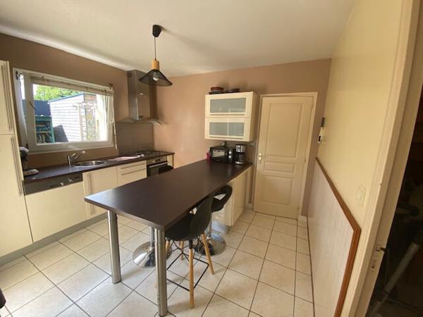 CONCARNEAU MAISON 5 pièces sur un très beau jardin de 891 m² .