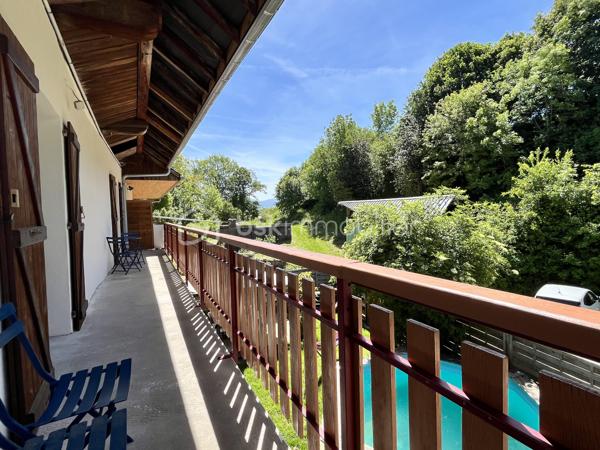 sur la commune de Cessens, dans un environnement calme et bucolique entre lacs et campagne, découvrez cette ancienne ferme mitoyenne entièrement rénovée, alliant le charme de l’ancien et le confort d’aujourd’hui.

D’une belle superficie, elle se compose de :

Une vaste pièce de vie avec double séjour lumineux.
Une très grande cuisine familiale récente
4 chambres à l’étage.
Une salle de bains et une salle d’eau.
À l’extérieur, vous profiterez d’une agréable terrasse avec jardin attenant ainsi que d’un terrain d’environ 1 700 m², idéal pour les amoureux de la nature.

Les + :

✔ Rénovation de qualité
✔ Beaux volumes
✔ Environnement calme et verdoyant
✔ Terrasse et jardin
✔ Terrain de 1 700 m²
✔ Garage et dépendances +caves 



Une maison pleine de charme, idéale pour une famille à la recherche d’un cadre de vie paisible.