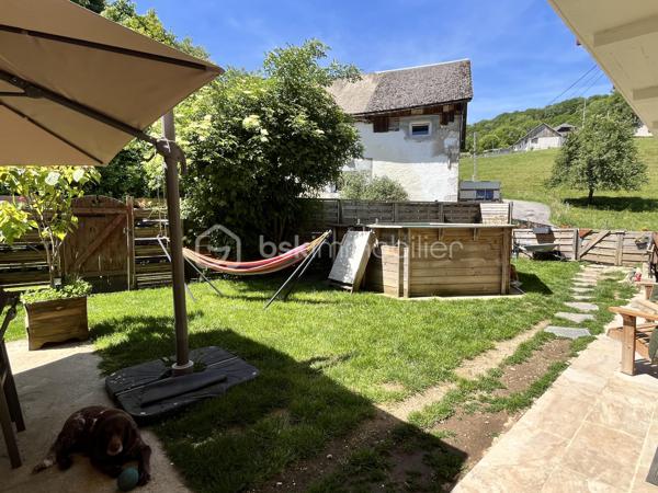 sur la commune de Cessens, dans un environnement calme et bucolique entre lacs et campagne, découvrez cette ancienne ferme mitoyenne entièrement rénovée, alliant le charme de l’ancien et le confort d’aujourd’hui.

D’une belle superficie, elle se compose de :

Une vaste pièce de vie avec double séjour lumineux.
Une très grande cuisine familiale récente
4 chambres à l’étage.
Une salle de bains et une salle d’eau.
À l’extérieur, vous profiterez d’une agréable terrasse avec jardin attenant ainsi que d’un terrain d’environ 1 700 m², idéal pour les amoureux de la nature.

Les + :

✔ Rénovation de qualité
✔ Beaux volumes
✔ Environnement calme et verdoyant
✔ Terrasse et jardin
✔ Terrain de 1 700 m²
✔ Garage et dépendances +caves 



Une maison pleine de charme, idéale pour une famille à la recherche d’un cadre de vie paisible.