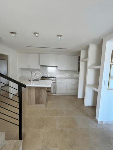 Cette maison moderne de 97,50 m² allie confort et commodités urbaines. Profitez d'un style de vie relaxant avec ses trois terrasses ensoleillées.

Offrant quatre pièces spacieuses, cette maison sans mitoyenneté, construite en 2018, propose des espaces de vie accueillants, idéal pour les familles ou les professionnels.

Détente garantie avec une piscine privée. Commerces, écoles et transports en commun à proximité assurent un quotidien facilité.

Contactez Karima Mansouri pour plus d'informations !