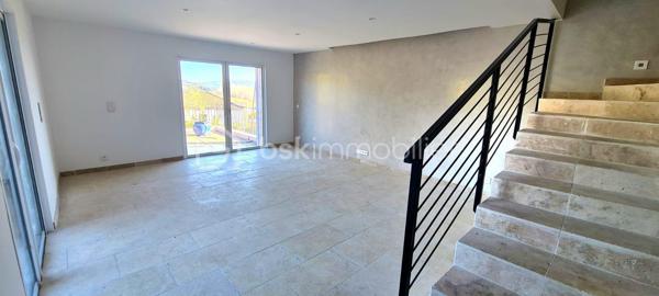 Cette maison moderne de 97,50 m² allie confort et commodités urbaines. Profitez d'un style de vie relaxant avec ses trois terrasses ensoleillées.

Offrant quatre pièces spacieuses, cette maison sans mitoyenneté, construite en 2018, propose des espaces de vie accueillants, idéal pour les familles ou les professionnels.

Détente garantie avec une piscine privée. Commerces, écoles et transports en commun à proximité assurent un quotidien facilité.

Contactez Karima Mansouri pour plus d'informations !