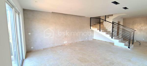 Cette maison moderne de 97,50 m² allie confort et commodités urbaines. Profitez d'un style de vie relaxant avec ses trois terrasses ensoleillées.

Offrant quatre pièces spacieuses, cette maison sans mitoyenneté, construite en 2018, propose des espaces de vie accueillants, idéal pour les familles ou les professionnels.

Détente garantie avec une piscine privée. Commerces, écoles et transports en commun à proximité assurent un quotidien facilité.

Contactez Karima Mansouri pour plus d'informations !