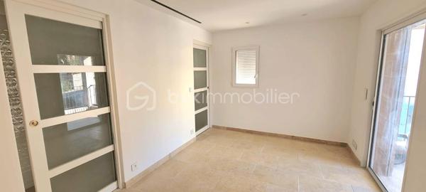 Cette maison moderne de 97,50 m² allie confort et commodités urbaines. Profitez d'un style de vie relaxant avec ses trois terrasses ensoleillées.

Offrant quatre pièces spacieuses, cette maison sans mitoyenneté, construite en 2018, propose des espaces de vie accueillants, idéal pour les familles ou les professionnels.

Détente garantie avec une piscine privée. Commerces, écoles et transports en commun à proximité assurent un quotidien facilité.

Contactez Karima Mansouri pour plus d'informations !