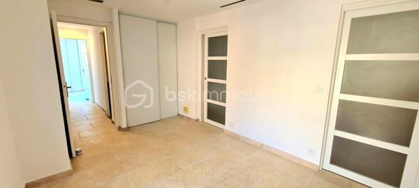 Cette maison moderne de 97,50 m² allie confort et commodités urbaines. Profitez d'un style de vie relaxant avec ses trois terrasses ensoleillées.

Offrant quatre pièces spacieuses, cette maison sans mitoyenneté, construite en 2018, propose des espaces de vie accueillants, idéal pour les familles ou les professionnels.

Détente garantie avec une piscine privée. Commerces, écoles et transports en commun à proximité assurent un quotidien facilité.

Contactez Karima Mansouri pour plus d'informations !