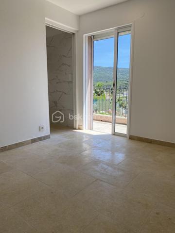 Cette maison moderne de 97,50 m² allie confort et commodités urbaines. Profitez d'un style de vie relaxant avec ses trois terrasses ensoleillées.

Offrant quatre pièces spacieuses, cette maison sans mitoyenneté, construite en 2018, propose des espaces de vie accueillants, idéal pour les familles ou les professionnels.

Détente garantie avec une piscine privée. Commerces, écoles et transports en commun à proximité assurent un quotidien facilité.

Contactez Karima Mansouri pour plus d'informations !