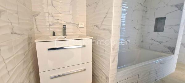Cette maison moderne de 97,50 m² allie confort et commodités urbaines. Profitez d'un style de vie relaxant avec ses trois terrasses ensoleillées.

Offrant quatre pièces spacieuses, cette maison sans mitoyenneté, construite en 2018, propose des espaces de vie accueillants, idéal pour les familles ou les professionnels.

Détente garantie avec une piscine privée. Commerces, écoles et transports en commun à proximité assurent un quotidien facilité.

Contactez Karima Mansouri pour plus d'informations !