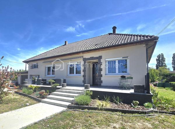 Maison rénovée 5 pièces – 125 m² – Lotissement calme à Randan

Maison rénovée en 2024, lumineuse et évolutive, située dans un quartier calme de Randan. Avec 3 chambres, un grand garage et un jardin clos. Une pièce supplémentaire avec entrée indépendante, peut facilement devenir une 4ᵉ chambre ou un espace professionnel. Un bien fonctionnel, confortable et prêt à vivre.

⭐ Points forts
•	Pièce de vie 40 m² ouverte et moderne
•	3 chambres + possibilité d’une 4ᵉ
•	Terrasse avant + terrasse arrière
•	Grand garage 50 m²
•	Cuisine d’été / buanderie avec accès jardin
•	Pièce en rez-de-chaussée bas avec entrée indépendante → idéale activité pro / télétravail / ado indépendant → possibilité d’en faire une 4ᵉ chambre
•	Assainissement tout à l’égout
•	Volets roulants solaires, isolation refaite, clim réversible + radiateurs électriques
•	Jardin clos, portillon sécurisé + caméra interphone
•	Combles 50 m² aménageables
•	Vide sanitaire accessible depuis la cuisine d’été (stockage léger)

🏠 Description
Rez-de-chaussée surélevé : Séjour/salle à manger 40 m², cuisine équipée, 2 chambres, salle d’eau, WC séparé.
Rez-de-chaussée bas : Pièce avec entrée indépendante (bureau / salle de jeux / future 4ᵉ chambre) Cuisine d’été / buanderie Accès au vide sanitaire Garage attenant 50 m²
Étage : Suite parentale avec salle d’eau + WC.
Combles : Environ 50 m² exploitables.

🌳 Extérieurs
Terrasse avant, terrasse arrière, jardin clos, stationnement facile.

📍 Localisation
Environnement résidentiel calme, familial et très recherché, avec circulation limitée et accès rapide aux services.
•	Vichy : 20 min
•	Riom : 25 min
•	Clermont-Ferrand : 35 min