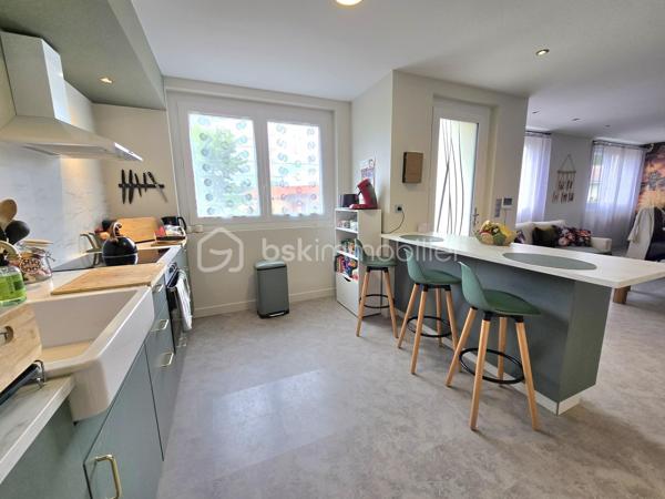 Maison rénovée 5 pièces – 125 m² – Lotissement calme à Randan

Maison rénovée en 2024, lumineuse et évolutive, située dans un quartier calme de Randan. Avec 3 chambres, un grand garage et un jardin clos. Une pièce supplémentaire avec entrée indépendante, peut facilement devenir une 4ᵉ chambre ou un espace professionnel. Un bien fonctionnel, confortable et prêt à vivre.

⭐ Points forts
•	Pièce de vie 40 m² ouverte et moderne
•	3 chambres + possibilité d’une 4ᵉ
•	Terrasse avant + terrasse arrière
•	Grand garage 50 m²
•	Cuisine d’été / buanderie avec accès jardin
•	Pièce en rez-de-chaussée bas avec entrée indépendante → idéale activité pro / télétravail / ado indépendant → possibilité d’en faire une 4ᵉ chambre
•	Assainissement tout à l’égout
•	Volets roulants solaires, isolation refaite, clim réversible + radiateurs électriques
•	Jardin clos, portillon sécurisé + caméra interphone
•	Combles 50 m² aménageables
•	Vide sanitaire accessible depuis la cuisine d’été (stockage léger)

🏠 Description
Rez-de-chaussée surélevé : Séjour/salle à manger 40 m², cuisine équipée, 2 chambres, salle d’eau, WC séparé.
Rez-de-chaussée bas : Pièce avec entrée indépendante (bureau / salle de jeux / future 4ᵉ chambre) Cuisine d’été / buanderie Accès au vide sanitaire Garage attenant 50 m²
Étage : Suite parentale avec salle d’eau + WC.
Combles : Environ 50 m² exploitables.

🌳 Extérieurs
Terrasse avant, terrasse arrière, jardin clos, stationnement facile.

📍 Localisation
Environnement résidentiel calme, familial et très recherché, avec circulation limitée et accès rapide aux services.
•	Vichy : 20 min
•	Riom : 25 min
•	Clermont-Ferrand : 35 min