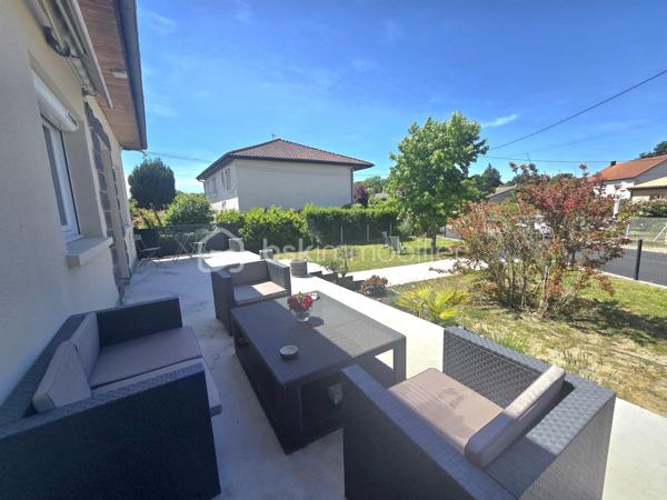 Maison rénovée 5 pièces – 125 m² – Lotissement calme à Randan

Maison rénovée en 2024, lumineuse et évolutive, située dans un quartier calme de Randan. Avec 3 chambres, un grand garage et un jardin clos. Une pièce supplémentaire avec entrée indépendante, peut facilement devenir une 4ᵉ chambre ou un espace professionnel. Un bien fonctionnel, confortable et prêt à vivre.

⭐ Points forts
•	Pièce de vie 40 m² ouverte et moderne
•	3 chambres + possibilité d’une 4ᵉ
•	Terrasse avant + terrasse arrière
•	Grand garage 50 m²
•	Cuisine d’été / buanderie avec accès jardin
•	Pièce en rez-de-chaussée bas avec entrée indépendante → idéale activité pro / télétravail / ado indépendant → possibilité d’en faire une 4ᵉ chambre
•	Assainissement tout à l’égout
•	Volets roulants solaires, isolation refaite, clim réversible + radiateurs électriques
•	Jardin clos, portillon sécurisé + caméra interphone
•	Combles 50 m² aménageables
•	Vide sanitaire accessible depuis la cuisine d’été (stockage léger)

🏠 Description
Rez-de-chaussée surélevé : Séjour/salle à manger 40 m², cuisine équipée, 2 chambres, salle d’eau, WC séparé.
Rez-de-chaussée bas : Pièce avec entrée indépendante (bureau / salle de jeux / future 4ᵉ chambre) Cuisine d’été / buanderie Accès au vide sanitaire Garage attenant 50 m²
Étage : Suite parentale avec salle d’eau + WC.
Combles : Environ 50 m² exploitables.

🌳 Extérieurs
Terrasse avant, terrasse arrière, jardin clos, stationnement facile.

📍 Localisation
Environnement résidentiel calme, familial et très recherché, avec circulation limitée et accès rapide aux services.
•	Vichy : 20 min
•	Riom : 25 min
•	Clermont-Ferrand : 35 min