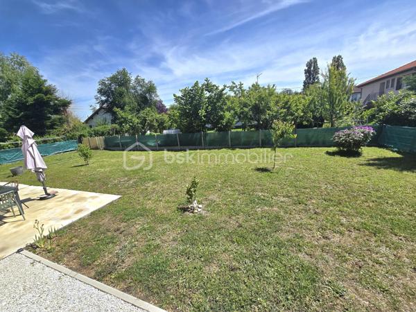Maison rénovée 5 pièces – 125 m² – Lotissement calme à Randan

Maison rénovée en 2024, lumineuse et évolutive, située dans un quartier calme de Randan. Avec 3 chambres, un grand garage et un jardin clos. Une pièce supplémentaire avec entrée indépendante, peut facilement devenir une 4ᵉ chambre ou un espace professionnel. Un bien fonctionnel, confortable et prêt à vivre.

⭐ Points forts
•	Pièce de vie 40 m² ouverte et moderne
•	3 chambres + possibilité d’une 4ᵉ
•	Terrasse avant + terrasse arrière
•	Grand garage 50 m²
•	Cuisine d’été / buanderie avec accès jardin
•	Pièce en rez-de-chaussée bas avec entrée indépendante → idéale activité pro / télétravail / ado indépendant → possibilité d’en faire une 4ᵉ chambre
•	Assainissement tout à l’égout
•	Volets roulants solaires, isolation refaite, clim réversible + radiateurs électriques
•	Jardin clos, portillon sécurisé + caméra interphone
•	Combles 50 m² aménageables
•	Vide sanitaire accessible depuis la cuisine d’été (stockage léger)

🏠 Description
Rez-de-chaussée surélevé : Séjour/salle à manger 40 m², cuisine équipée, 2 chambres, salle d’eau, WC séparé.
Rez-de-chaussée bas : Pièce avec entrée indépendante (bureau / salle de jeux / future 4ᵉ chambre) Cuisine d’été / buanderie Accès au vide sanitaire Garage attenant 50 m²
Étage : Suite parentale avec salle d’eau + WC.
Combles : Environ 50 m² exploitables.

🌳 Extérieurs
Terrasse avant, terrasse arrière, jardin clos, stationnement facile.

📍 Localisation
Environnement résidentiel calme, familial et très recherché, avec circulation limitée et accès rapide aux services.
•	Vichy : 20 min
•	Riom : 25 min
•	Clermont-Ferrand : 35 min