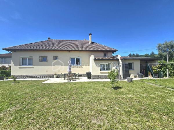 Maison rénovée 5 pièces – 125 m² – Lotissement calme à Randan

Maison rénovée en 2024, lumineuse et évolutive, située dans un quartier calme de Randan. Avec 3 chambres, un grand garage et un jardin clos. Une pièce supplémentaire avec entrée indépendante, peut facilement devenir une 4ᵉ chambre ou un espace professionnel. Un bien fonctionnel, confortable et prêt à vivre.

⭐ Points forts
•	Pièce de vie 40 m² ouverte et moderne
•	3 chambres + possibilité d’une 4ᵉ
•	Terrasse avant + terrasse arrière
•	Grand garage 50 m²
•	Cuisine d’été / buanderie avec accès jardin
•	Pièce en rez-de-chaussée bas avec entrée indépendante → idéale activité pro / télétravail / ado indépendant → possibilité d’en faire une 4ᵉ chambre
•	Assainissement tout à l’égout
•	Volets roulants solaires, isolation refaite, clim réversible + radiateurs électriques
•	Jardin clos, portillon sécurisé + caméra interphone
•	Combles 50 m² aménageables
•	Vide sanitaire accessible depuis la cuisine d’été (stockage léger)

🏠 Description
Rez-de-chaussée surélevé : Séjour/salle à manger 40 m², cuisine équipée, 2 chambres, salle d’eau, WC séparé.
Rez-de-chaussée bas : Pièce avec entrée indépendante (bureau / salle de jeux / future 4ᵉ chambre) Cuisine d’été / buanderie Accès au vide sanitaire Garage attenant 50 m²
Étage : Suite parentale avec salle d’eau + WC.
Combles : Environ 50 m² exploitables.

🌳 Extérieurs
Terrasse avant, terrasse arrière, jardin clos, stationnement facile.

📍 Localisation
Environnement résidentiel calme, familial et très recherché, avec circulation limitée et accès rapide aux services.
•	Vichy : 20 min
•	Riom : 25 min
•	Clermont-Ferrand : 35 min