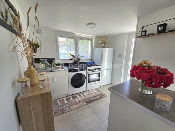 Maison rénovée 5 pièces – 125 m² – Lotissement calme à Randan

Maison rénovée en 2024, lumineuse et évolutive, située dans un quartier calme de Randan. Avec 3 chambres, un grand garage et un jardin clos. Une pièce supplémentaire avec entrée indépendante, peut facilement devenir une 4ᵉ chambre ou un espace professionnel. Un bien fonctionnel, confortable et prêt à vivre.

⭐ Points forts
•	Pièce de vie 40 m² ouverte et moderne
•	3 chambres + possibilité d’une 4ᵉ
•	Terrasse avant + terrasse arrière
•	Grand garage 50 m²
•	Cuisine d’été / buanderie avec accès jardin
•	Pièce en rez-de-chaussée bas avec entrée indépendante → idéale activité pro / télétravail / ado indépendant → possibilité d’en faire une 4ᵉ chambre
•	Assainissement tout à l’égout
•	Volets roulants solaires, isolation refaite, clim réversible + radiateurs électriques
•	Jardin clos, portillon sécurisé + caméra interphone
•	Combles 50 m² aménageables
•	Vide sanitaire accessible depuis la cuisine d’été (stockage léger)

🏠 Description
Rez-de-chaussée surélevé : Séjour/salle à manger 40 m², cuisine équipée, 2 chambres, salle d’eau, WC séparé.
Rez-de-chaussée bas : Pièce avec entrée indépendante (bureau / salle de jeux / future 4ᵉ chambre) Cuisine d’été / buanderie Accès au vide sanitaire Garage attenant 50 m²
Étage : Suite parentale avec salle d’eau + WC.
Combles : Environ 50 m² exploitables.

🌳 Extérieurs
Terrasse avant, terrasse arrière, jardin clos, stationnement facile.

📍 Localisation
Environnement résidentiel calme, familial et très recherché, avec circulation limitée et accès rapide aux services.
•	Vichy : 20 min
•	Riom : 25 min
•	Clermont-Ferrand : 35 min