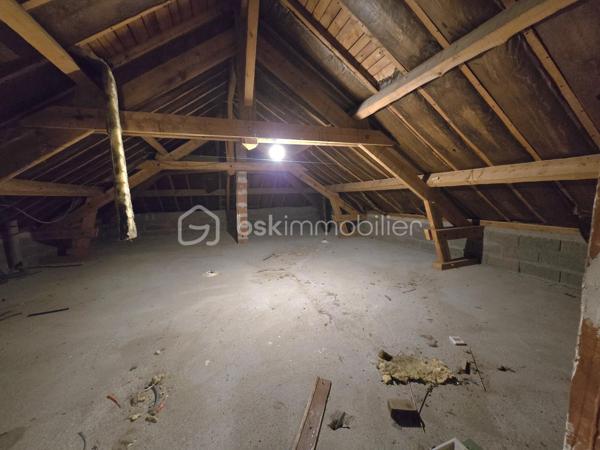 Maison rénovée 5 pièces – 125 m² – Lotissement calme à Randan

Maison rénovée en 2024, lumineuse et évolutive, située dans un quartier calme de Randan. Avec 3 chambres, un grand garage et un jardin clos. Une pièce supplémentaire avec entrée indépendante, peut facilement devenir une 4ᵉ chambre ou un espace professionnel. Un bien fonctionnel, confortable et prêt à vivre.

⭐ Points forts
•	Pièce de vie 40 m² ouverte et moderne
•	3 chambres + possibilité d’une 4ᵉ
•	Terrasse avant + terrasse arrière
•	Grand garage 50 m²
•	Cuisine d’été / buanderie avec accès jardin
•	Pièce en rez-de-chaussée bas avec entrée indépendante → idéale activité pro / télétravail / ado indépendant → possibilité d’en faire une 4ᵉ chambre
•	Assainissement tout à l’égout
•	Volets roulants solaires, isolation refaite, clim réversible + radiateurs électriques
•	Jardin clos, portillon sécurisé + caméra interphone
•	Combles 50 m² aménageables
•	Vide sanitaire accessible depuis la cuisine d’été (stockage léger)

🏠 Description
Rez-de-chaussée surélevé : Séjour/salle à manger 40 m², cuisine équipée, 2 chambres, salle d’eau, WC séparé.
Rez-de-chaussée bas : Pièce avec entrée indépendante (bureau / salle de jeux / future 4ᵉ chambre) Cuisine d’été / buanderie Accès au vide sanitaire Garage attenant 50 m²
Étage : Suite parentale avec salle d’eau + WC.
Combles : Environ 50 m² exploitables.

🌳 Extérieurs
Terrasse avant, terrasse arrière, jardin clos, stationnement facile.

📍 Localisation
Environnement résidentiel calme, familial et très recherché, avec circulation limitée et accès rapide aux services.
•	Vichy : 20 min
•	Riom : 25 min
•	Clermont-Ferrand : 35 min