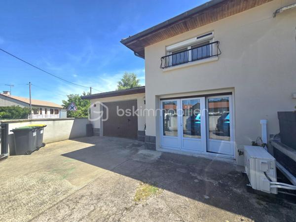 Maison rénovée 5 pièces – 125 m² – Lotissement calme à Randan

Maison rénovée en 2024, lumineuse et évolutive, située dans un quartier calme de Randan. Avec 3 chambres, un grand garage et un jardin clos. Une pièce supplémentaire avec entrée indépendante, peut facilement devenir une 4ᵉ chambre ou un espace professionnel. Un bien fonctionnel, confortable et prêt à vivre.

⭐ Points forts
•	Pièce de vie 40 m² ouverte et moderne
•	3 chambres + possibilité d’une 4ᵉ
•	Terrasse avant + terrasse arrière
•	Grand garage 50 m²
•	Cuisine d’été / buanderie avec accès jardin
•	Pièce en rez-de-chaussée bas avec entrée indépendante → idéale activité pro / télétravail / ado indépendant → possibilité d’en faire une 4ᵉ chambre
•	Assainissement tout à l’égout
•	Volets roulants solaires, isolation refaite, clim réversible + radiateurs électriques
•	Jardin clos, portillon sécurisé + caméra interphone
•	Combles 50 m² aménageables
•	Vide sanitaire accessible depuis la cuisine d’été (stockage léger)

🏠 Description
Rez-de-chaussée surélevé : Séjour/salle à manger 40 m², cuisine équipée, 2 chambres, salle d’eau, WC séparé.
Rez-de-chaussée bas : Pièce avec entrée indépendante (bureau / salle de jeux / future 4ᵉ chambre) Cuisine d’été / buanderie Accès au vide sanitaire Garage attenant 50 m²
Étage : Suite parentale avec salle d’eau + WC.
Combles : Environ 50 m² exploitables.

🌳 Extérieurs
Terrasse avant, terrasse arrière, jardin clos, stationnement facile.

📍 Localisation
Environnement résidentiel calme, familial et très recherché, avec circulation limitée et accès rapide aux services.
•	Vichy : 20 min
•	Riom : 25 min
•	Clermont-Ferrand : 35 min