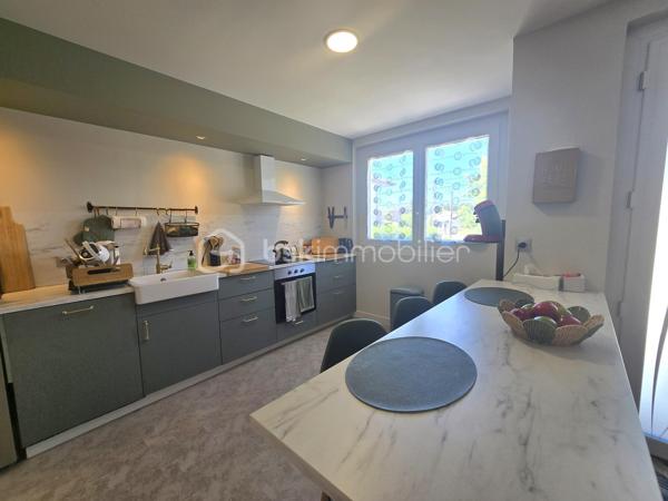 Maison rénovée 5 pièces – 125 m² – Lotissement calme à Randan

Maison rénovée en 2024, lumineuse et évolutive, située dans un quartier calme de Randan. Avec 3 chambres, un grand garage et un jardin clos. Une pièce supplémentaire avec entrée indépendante, peut facilement devenir une 4ᵉ chambre ou un espace professionnel. Un bien fonctionnel, confortable et prêt à vivre.

⭐ Points forts
•	Pièce de vie 40 m² ouverte et moderne
•	3 chambres + possibilité d’une 4ᵉ
•	Terrasse avant + terrasse arrière
•	Grand garage 50 m²
•	Cuisine d’été / buanderie avec accès jardin
•	Pièce en rez-de-chaussée bas avec entrée indépendante → idéale activité pro / télétravail / ado indépendant → possibilité d’en faire une 4ᵉ chambre
•	Assainissement tout à l’égout
•	Volets roulants solaires, isolation refaite, clim réversible + radiateurs électriques
•	Jardin clos, portillon sécurisé + caméra interphone
•	Combles 50 m² aménageables
•	Vide sanitaire accessible depuis la cuisine d’été (stockage léger)

🏠 Description
Rez-de-chaussée surélevé : Séjour/salle à manger 40 m², cuisine équipée, 2 chambres, salle d’eau, WC séparé.
Rez-de-chaussée bas : Pièce avec entrée indépendante (bureau / salle de jeux / future 4ᵉ chambre) Cuisine d’été / buanderie Accès au vide sanitaire Garage attenant 50 m²
Étage : Suite parentale avec salle d’eau + WC.
Combles : Environ 50 m² exploitables.

🌳 Extérieurs
Terrasse avant, terrasse arrière, jardin clos, stationnement facile.

📍 Localisation
Environnement résidentiel calme, familial et très recherché, avec circulation limitée et accès rapide aux services.
•	Vichy : 20 min
•	Riom : 25 min
•	Clermont-Ferrand : 35 min
