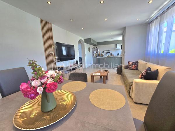 Maison rénovée 5 pièces – 125 m² – Lotissement calme à Randan

Maison rénovée en 2024, lumineuse et évolutive, située dans un quartier calme de Randan. Avec 3 chambres, un grand garage et un jardin clos. Une pièce supplémentaire avec entrée indépendante, peut facilement devenir une 4ᵉ chambre ou un espace professionnel. Un bien fonctionnel, confortable et prêt à vivre.

⭐ Points forts
•	Pièce de vie 40 m² ouverte et moderne
•	3 chambres + possibilité d’une 4ᵉ
•	Terrasse avant + terrasse arrière
•	Grand garage 50 m²
•	Cuisine d’été / buanderie avec accès jardin
•	Pièce en rez-de-chaussée bas avec entrée indépendante → idéale activité pro / télétravail / ado indépendant → possibilité d’en faire une 4ᵉ chambre
•	Assainissement tout à l’égout
•	Volets roulants solaires, isolation refaite, clim réversible + radiateurs électriques
•	Jardin clos, portillon sécurisé + caméra interphone
•	Combles 50 m² aménageables
•	Vide sanitaire accessible depuis la cuisine d’été (stockage léger)

🏠 Description
Rez-de-chaussée surélevé : Séjour/salle à manger 40 m², cuisine équipée, 2 chambres, salle d’eau, WC séparé.
Rez-de-chaussée bas : Pièce avec entrée indépendante (bureau / salle de jeux / future 4ᵉ chambre) Cuisine d’été / buanderie Accès au vide sanitaire Garage attenant 50 m²
Étage : Suite parentale avec salle d’eau + WC.
Combles : Environ 50 m² exploitables.

🌳 Extérieurs
Terrasse avant, terrasse arrière, jardin clos, stationnement facile.

📍 Localisation
Environnement résidentiel calme, familial et très recherché, avec circulation limitée et accès rapide aux services.
•	Vichy : 20 min
•	Riom : 25 min
•	Clermont-Ferrand : 35 min