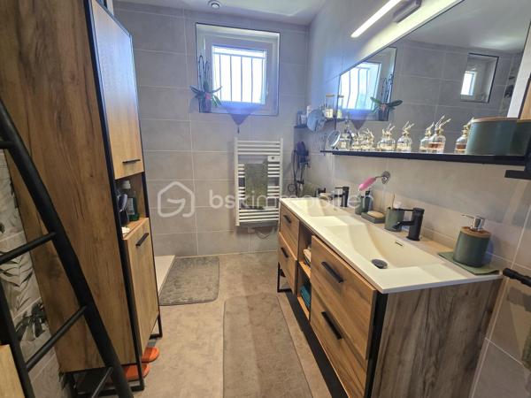 Maison rénovée 5 pièces – 125 m² – Lotissement calme à Randan

Maison rénovée en 2024, lumineuse et évolutive, située dans un quartier calme de Randan. Avec 3 chambres, un grand garage et un jardin clos. Une pièce supplémentaire avec entrée indépendante, peut facilement devenir une 4ᵉ chambre ou un espace professionnel. Un bien fonctionnel, confortable et prêt à vivre.

⭐ Points forts
•	Pièce de vie 40 m² ouverte et moderne
•	3 chambres + possibilité d’une 4ᵉ
•	Terrasse avant + terrasse arrière
•	Grand garage 50 m²
•	Cuisine d’été / buanderie avec accès jardin
•	Pièce en rez-de-chaussée bas avec entrée indépendante → idéale activité pro / télétravail / ado indépendant → possibilité d’en faire une 4ᵉ chambre
•	Assainissement tout à l’égout
•	Volets roulants solaires, isolation refaite, clim réversible + radiateurs électriques
•	Jardin clos, portillon sécurisé + caméra interphone
•	Combles 50 m² aménageables
•	Vide sanitaire accessible depuis la cuisine d’été (stockage léger)

🏠 Description
Rez-de-chaussée surélevé : Séjour/salle à manger 40 m², cuisine équipée, 2 chambres, salle d’eau, WC séparé.
Rez-de-chaussée bas : Pièce avec entrée indépendante (bureau / salle de jeux / future 4ᵉ chambre) Cuisine d’été / buanderie Accès au vide sanitaire Garage attenant 50 m²
Étage : Suite parentale avec salle d’eau + WC.
Combles : Environ 50 m² exploitables.

🌳 Extérieurs
Terrasse avant, terrasse arrière, jardin clos, stationnement facile.

📍 Localisation
Environnement résidentiel calme, familial et très recherché, avec circulation limitée et accès rapide aux services.
•	Vichy : 20 min
•	Riom : 25 min
•	Clermont-Ferrand : 35 min