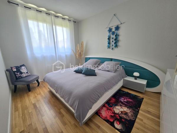 Maison rénovée 5 pièces – 125 m² – Lotissement calme à Randan

Maison rénovée en 2024, lumineuse et évolutive, située dans un quartier calme de Randan. Avec 3 chambres, un grand garage et un jardin clos. Une pièce supplémentaire avec entrée indépendante, peut facilement devenir une 4ᵉ chambre ou un espace professionnel. Un bien fonctionnel, confortable et prêt à vivre.

⭐ Points forts
•	Pièce de vie 40 m² ouverte et moderne
•	3 chambres + possibilité d’une 4ᵉ
•	Terrasse avant + terrasse arrière
•	Grand garage 50 m²
•	Cuisine d’été / buanderie avec accès jardin
•	Pièce en rez-de-chaussée bas avec entrée indépendante → idéale activité pro / télétravail / ado indépendant → possibilité d’en faire une 4ᵉ chambre
•	Assainissement tout à l’égout
•	Volets roulants solaires, isolation refaite, clim réversible + radiateurs électriques
•	Jardin clos, portillon sécurisé + caméra interphone
•	Combles 50 m² aménageables
•	Vide sanitaire accessible depuis la cuisine d’été (stockage léger)

🏠 Description
Rez-de-chaussée surélevé : Séjour/salle à manger 40 m², cuisine équipée, 2 chambres, salle d’eau, WC séparé.
Rez-de-chaussée bas : Pièce avec entrée indépendante (bureau / salle de jeux / future 4ᵉ chambre) Cuisine d’été / buanderie Accès au vide sanitaire Garage attenant 50 m²
Étage : Suite parentale avec salle d’eau + WC.
Combles : Environ 50 m² exploitables.

🌳 Extérieurs
Terrasse avant, terrasse arrière, jardin clos, stationnement facile.

📍 Localisation
Environnement résidentiel calme, familial et très recherché, avec circulation limitée et accès rapide aux services.
•	Vichy : 20 min
•	Riom : 25 min
•	Clermont-Ferrand : 35 min