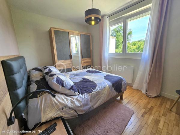 Maison rénovée 5 pièces – 125 m² – Lotissement calme à Randan

Maison rénovée en 2024, lumineuse et évolutive, située dans un quartier calme de Randan. Avec 3 chambres, un grand garage et un jardin clos. Une pièce supplémentaire avec entrée indépendante, peut facilement devenir une 4ᵉ chambre ou un espace professionnel. Un bien fonctionnel, confortable et prêt à vivre.

⭐ Points forts
•	Pièce de vie 40 m² ouverte et moderne
•	3 chambres + possibilité d’une 4ᵉ
•	Terrasse avant + terrasse arrière
•	Grand garage 50 m²
•	Cuisine d’été / buanderie avec accès jardin
•	Pièce en rez-de-chaussée bas avec entrée indépendante → idéale activité pro / télétravail / ado indépendant → possibilité d’en faire une 4ᵉ chambre
•	Assainissement tout à l’égout
•	Volets roulants solaires, isolation refaite, clim réversible + radiateurs électriques
•	Jardin clos, portillon sécurisé + caméra interphone
•	Combles 50 m² aménageables
•	Vide sanitaire accessible depuis la cuisine d’été (stockage léger)

🏠 Description
Rez-de-chaussée surélevé : Séjour/salle à manger 40 m², cuisine équipée, 2 chambres, salle d’eau, WC séparé.
Rez-de-chaussée bas : Pièce avec entrée indépendante (bureau / salle de jeux / future 4ᵉ chambre) Cuisine d’été / buanderie Accès au vide sanitaire Garage attenant 50 m²
Étage : Suite parentale avec salle d’eau + WC.
Combles : Environ 50 m² exploitables.

🌳 Extérieurs
Terrasse avant, terrasse arrière, jardin clos, stationnement facile.

📍 Localisation
Environnement résidentiel calme, familial et très recherché, avec circulation limitée et accès rapide aux services.
•	Vichy : 20 min
•	Riom : 25 min
•	Clermont-Ferrand : 35 min