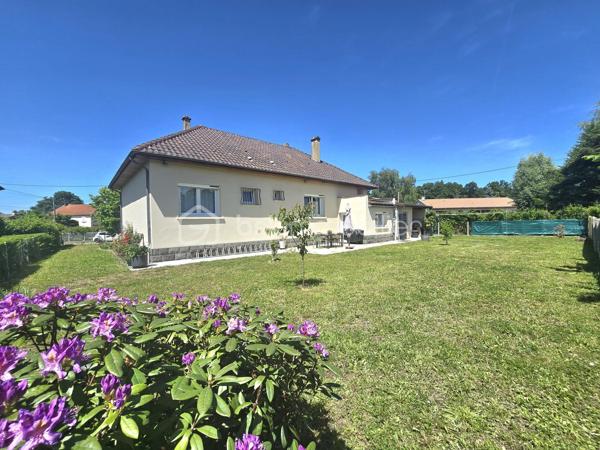 Maison rénovée 5 pièces – 125 m² – Lotissement calme à Randan

Maison rénovée en 2024, lumineuse et évolutive, située dans un quartier calme de Randan. Avec 3 chambres, un grand garage et un jardin clos. Une pièce supplémentaire avec entrée indépendante, peut facilement devenir une 4ᵉ chambre ou un espace professionnel. Un bien fonctionnel, confortable et prêt à vivre.

⭐ Points forts
•	Pièce de vie 40 m² ouverte et moderne
•	3 chambres + possibilité d’une 4ᵉ
•	Terrasse avant + terrasse arrière
•	Grand garage 50 m²
•	Cuisine d’été / buanderie avec accès jardin
•	Pièce en rez-de-chaussée bas avec entrée indépendante → idéale activité pro / télétravail / ado indépendant → possibilité d’en faire une 4ᵉ chambre
•	Assainissement tout à l’égout
•	Volets roulants solaires, isolation refaite, clim réversible + radiateurs électriques
•	Jardin clos, portillon sécurisé + caméra interphone
•	Combles 50 m² aménageables
•	Vide sanitaire accessible depuis la cuisine d’été (stockage léger)

🏠 Description
Rez-de-chaussée surélevé : Séjour/salle à manger 40 m², cuisine équipée, 2 chambres, salle d’eau, WC séparé.
Rez-de-chaussée bas : Pièce avec entrée indépendante (bureau / salle de jeux / future 4ᵉ chambre) Cuisine d’été / buanderie Accès au vide sanitaire Garage attenant 50 m²
Étage : Suite parentale avec salle d’eau + WC.
Combles : Environ 50 m² exploitables.

🌳 Extérieurs
Terrasse avant, terrasse arrière, jardin clos, stationnement facile.

📍 Localisation
Environnement résidentiel calme, familial et très recherché, avec circulation limitée et accès rapide aux services.
•	Vichy : 20 min
•	Riom : 25 min
•	Clermont-Ferrand : 35 min