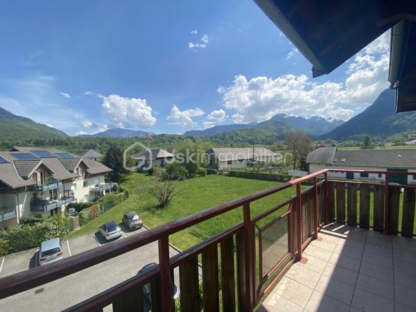 Découvrez ce charmant appartement duplex de 75 m², situé au dernier étage d'une résidence sans ascenseur, au cœur de Doussard.

Il se compose d'une agréable pièce de vie lumineuse avec cuisine ouverte, offrant un espace convivial au quotidien. Un balcon avec vue sur les montagnes permet de profiter d'un agréable extérieur. L'appartement comprend également deux chambres, une salle de bains et des sanitaires à chaque niveau.

Un garage privatif complète l'ensemble.

À proximité immédiate des commerces, des écoles et des transports, il bénéficie d'un emplacement pratique pour la vie quotidienne.

L'appartement est actuellement loué à l'année pour un loyer de 920 € hors charges par mois. Le bail est en cours jusqu'en décembre 2026. Le bien pourra être vendu libre de toute occupation à l'échéance du bail, dans le respect de la réglementation en vigueur.

Pour plus d'informations ou organiser une visite, contactez Mathilde Basset.