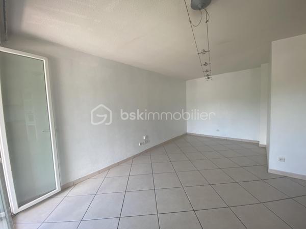 Découvrez ce charmant appartement duplex de 75 m², situé au dernier étage d'une résidence sans ascenseur, au cœur de Doussard.

Il se compose d'une agréable pièce de vie lumineuse avec cuisine ouverte, offrant un espace convivial au quotidien. Un balcon avec vue sur les montagnes permet de profiter d'un agréable extérieur. L'appartement comprend également deux chambres, une salle de bains et des sanitaires à chaque niveau.

Un garage privatif complète l'ensemble.

À proximité immédiate des commerces, des écoles et des transports, il bénéficie d'un emplacement pratique pour la vie quotidienne.

L'appartement est actuellement loué à l'année pour un loyer de 920 € hors charges par mois. Le bail est en cours jusqu'en décembre 2026. Le bien pourra être vendu libre de toute occupation à l'échéance du bail, dans le respect de la réglementation en vigueur.

Pour plus d'informations ou organiser une visite, contactez Mathilde Basset.