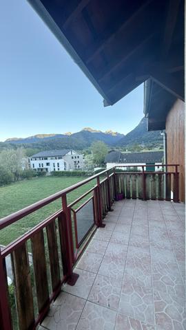 Découvrez ce charmant appartement duplex de 75 m², situé au dernier étage d'une résidence sans ascenseur, au cœur de Doussard.

Il se compose d'une agréable pièce de vie lumineuse avec cuisine ouverte, offrant un espace convivial au quotidien. Un balcon avec vue sur les montagnes permet de profiter d'un agréable extérieur. L'appartement comprend également deux chambres, une salle de bains et des sanitaires à chaque niveau.

Un garage privatif complète l'ensemble.

À proximité immédiate des commerces, des écoles et des transports, il bénéficie d'un emplacement pratique pour la vie quotidienne.

L'appartement était auparavant loué pour un loyer de 920 € hors charges.

Pour plus d'informations ou organiser une visite, contactez Mathilde Basset.