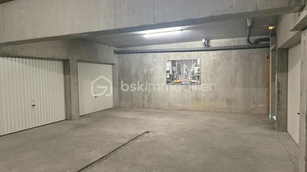 Découvrez ce charmant appartement duplex de 75 m², situé au dernier étage d'une résidence sans ascenseur, au cœur de Doussard.

Il se compose d'une agréable pièce de vie lumineuse avec cuisine ouverte, offrant un espace convivial au quotidien. Un balcon avec vue sur les montagnes permet de profiter d'un agréable extérieur. L'appartement comprend également deux chambres, une salle de bains et des sanitaires à chaque niveau.

Un garage privatif complète l'ensemble.

À proximité immédiate des commerces, des écoles et des transports, il bénéficie d'un emplacement pratique pour la vie quotidienne.

L'appartement était auparavant loué pour un loyer de 920 € hors charges.

Pour plus d'informations ou organiser une visite, contactez Mathilde Basset.