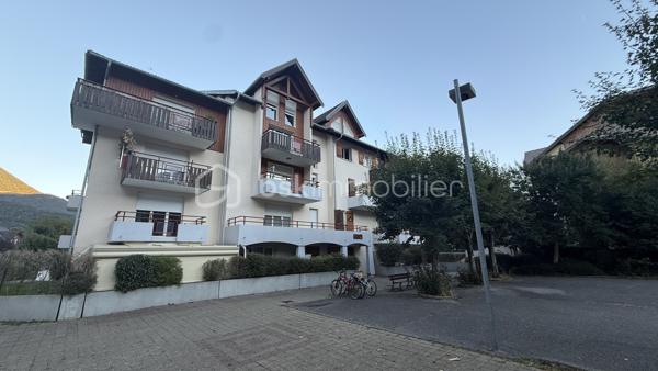 Découvrez ce charmant appartement duplex de 75 m², situé au dernier étage d'une résidence sans ascenseur, au cœur de Doussard.

Il se compose d'une agréable pièce de vie lumineuse avec cuisine ouverte, offrant un espace convivial au quotidien. Un balcon avec vue sur les montagnes permet de profiter d'un agréable extérieur. L'appartement comprend également deux chambres, une salle de bains et des sanitaires à chaque niveau.

Un garage privatif complète l'ensemble.

À proximité immédiate des commerces, des écoles et des transports, il bénéficie d'un emplacement pratique pour la vie quotidienne.

L'appartement était auparavant loué pour un loyer de 920 € hors charges.

Pour plus d'informations ou organiser une visite, contactez Mathilde Basset.