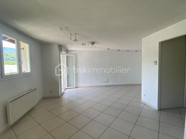 Découvrez ce charmant appartement duplex de 75 m², situé au dernier étage d'une résidence sans ascenseur, au cœur de Doussard.

Il se compose d'une agréable pièce de vie lumineuse avec cuisine ouverte, offrant un espace convivial au quotidien. Un balcon avec vue sur les montagnes permet de profiter d'un agréable extérieur. L'appartement comprend également deux chambres, une salle de bains et des sanitaires à chaque niveau.

Un garage privatif complète l'ensemble.

À proximité immédiate des commerces, des écoles et des transports, il bénéficie d'un emplacement pratique pour la vie quotidienne.

L'appartement est actuellement loué à l'année pour un loyer de 920 € hors charges par mois. Le bail est en cours jusqu'en décembre 2026. Le bien pourra être vendu libre de toute occupation à l'échéance du bail, dans le respect de la réglementation en vigueur.

Pour plus d'informations ou organiser une visite, contactez Mathilde Basset.