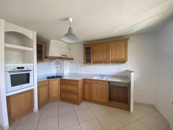 Découvrez ce charmant appartement duplex de 75 m², situé au dernier étage d'une résidence sans ascenseur, au cœur de Doussard.

Il se compose d'une agréable pièce de vie lumineuse avec cuisine ouverte, offrant un espace convivial au quotidien. Un balcon avec vue sur les montagnes permet de profiter d'un agréable extérieur. L'appartement comprend également deux chambres, une salle de bains et des sanitaires à chaque niveau.

Un garage privatif complète l'ensemble.

À proximité immédiate des commerces, des écoles et des transports, il bénéficie d'un emplacement pratique pour la vie quotidienne.

L'appartement est actuellement loué à l'année pour un loyer de 920 € hors charges par mois. Le bail est en cours jusqu'en décembre 2026. Le bien pourra être vendu libre de toute occupation à l'échéance du bail, dans le respect de la réglementation en vigueur.

Pour plus d'informations ou organiser une visite, contactez Mathilde Basset.
