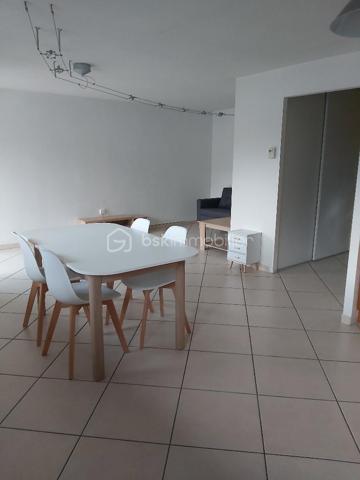 Découvrez ce charmant appartement duplex de 75 m², situé au dernier étage d'une résidence sans ascenseur, au cœur de Doussard.

Il se compose d'une agréable pièce de vie lumineuse avec cuisine ouverte, offrant un espace convivial au quotidien. Un balcon avec vue sur les montagnes permet de profiter d'un agréable extérieur. L'appartement comprend également deux chambres, une salle de bains et des sanitaires à chaque niveau.

Un garage privatif complète l'ensemble.

À proximité immédiate des commerces, des écoles et des transports, il bénéficie d'un emplacement pratique pour la vie quotidienne.

L'appartement est actuellement loué à l'année pour un loyer de 920 € hors charges par mois. Le bail est en cours jusqu'en décembre 2026. Le bien pourra être vendu libre de toute occupation à l'échéance du bail, dans le respect de la réglementation en vigueur.

Pour plus d'informations ou organiser une visite, contactez Mathilde Basset.