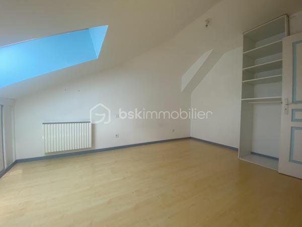 Découvrez ce charmant appartement duplex de 75 m², situé au dernier étage d'une résidence sans ascenseur, au cœur de Doussard.

Il se compose d'une agréable pièce de vie lumineuse avec cuisine ouverte, offrant un espace convivial au quotidien. Un balcon avec vue sur les montagnes permet de profiter d'un agréable extérieur. L'appartement comprend également deux chambres, une salle de bains et des sanitaires à chaque niveau.

Un garage privatif complète l'ensemble.

À proximité immédiate des commerces, des écoles et des transports, il bénéficie d'un emplacement pratique pour la vie quotidienne.

L'appartement est actuellement loué à l'année pour un loyer de 920 € hors charges par mois. Le bail est en cours jusqu'en décembre 2026. Le bien pourra être vendu libre de toute occupation à l'échéance du bail, dans le respect de la réglementation en vigueur.

Pour plus d'informations ou organiser une visite, contactez Mathilde Basset.