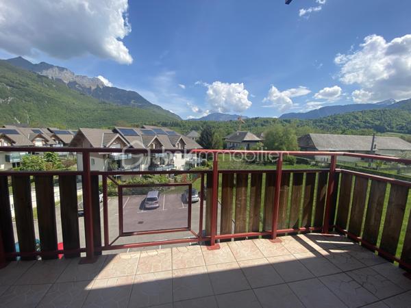 Découvrez ce charmant appartement duplex de 75 m², situé au dernier étage d'une résidence sans ascenseur, au cœur de Doussard.

Il se compose d'une agréable pièce de vie lumineuse avec cuisine ouverte, offrant un espace convivial au quotidien. Un balcon avec vue sur les montagnes permet de profiter d'un agréable extérieur. L'appartement comprend également deux chambres, une salle de bains et des sanitaires à chaque niveau.

Un garage privatif complète l'ensemble.

À proximité immédiate des commerces, des écoles et des transports, il bénéficie d'un emplacement pratique pour la vie quotidienne.

L'appartement est actuellement loué à l'année pour un loyer de 920 € hors charges par mois. Le bail est en cours jusqu'en décembre 2026. Le bien pourra être vendu libre de toute occupation à l'échéance du bail, dans le respect de la réglementation en vigueur.

Pour plus d'informations ou organiser une visite, contactez Mathilde Basset.