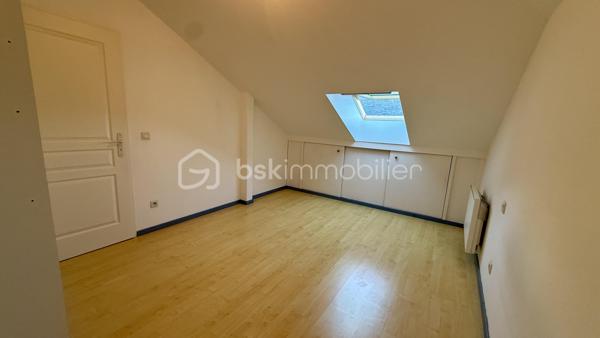Découvrez ce charmant appartement duplex de 75 m², situé au dernier étage d'une résidence sans ascenseur, au cœur de Doussard.

Il se compose d'une agréable pièce de vie lumineuse avec cuisine ouverte, offrant un espace convivial au quotidien. Un balcon avec vue sur les montagnes permet de profiter d'un agréable extérieur. L'appartement comprend également deux chambres, une salle de bains et des sanitaires à chaque niveau.

Un garage privatif complète l'ensemble.

À proximité immédiate des commerces, des écoles et des transports, il bénéficie d'un emplacement pratique pour la vie quotidienne.

L'appartement était auparavant loué pour un loyer de 920 € hors charges.

Pour plus d'informations ou organiser une visite, contactez Mathilde Basset.