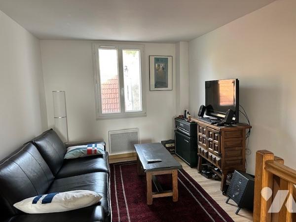 CHATEAU-THIERRY, agréable triplex de 75 m² de type 3, avec cour et cave.