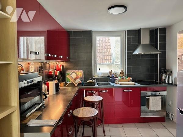 CHATEAU-THIERRY, agréable triplex de 75 m² de type 3, avec cour et cave.