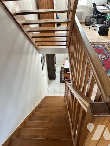 CHATEAU-THIERRY, agréable triplex de 75 m² de type 3, avec cour et cave.