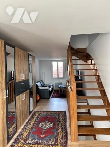 CHATEAU-THIERRY, agréable triplex de 75 m² de type 3, avec cour et cave.