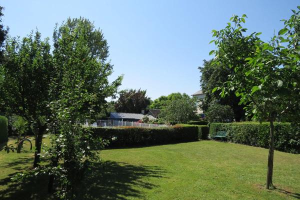 Maison de famille de caractère, jardin et piscine