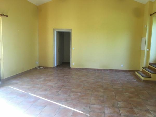 Maison à louer    3 pièces •    Valensole