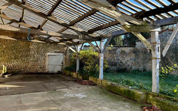 Maison à vendre    7 pièces •  Pont-l'Abbé-d'Arnoult