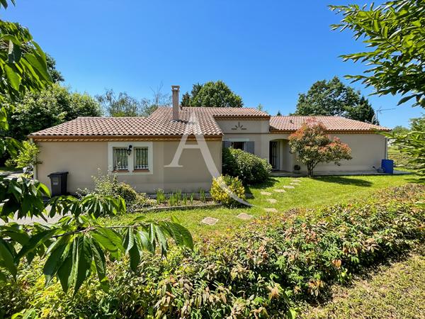 Maison de plain-pied avec piscine et divers garages - 3 chambres