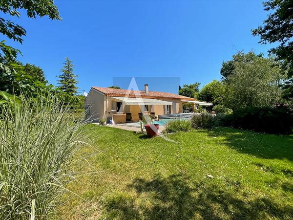 Maison de plain-pied avec piscine et divers garages - 3 chambres